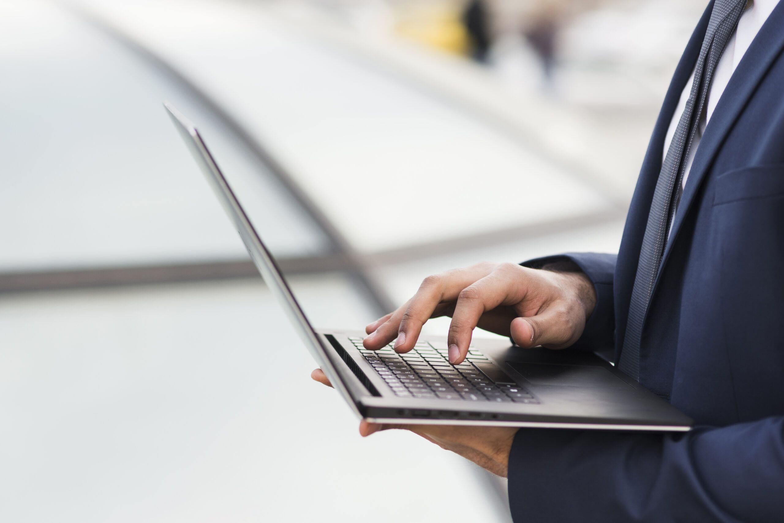 Em quais casos vale a pena alugar notebooks para empresas