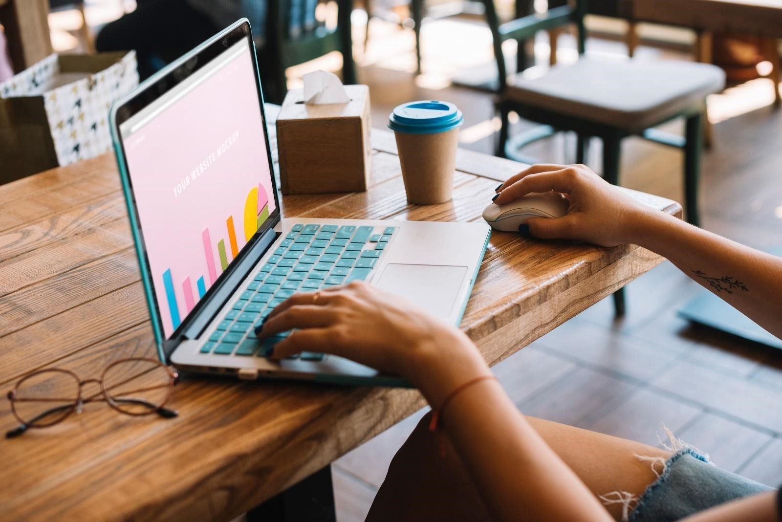 A importância do aluguel de notebooks para webinars e reuniões online