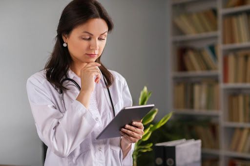 Impulsionando a Eficiência em Saúde: Como a locação de tablets pode melhorar o atendimento ao paciente