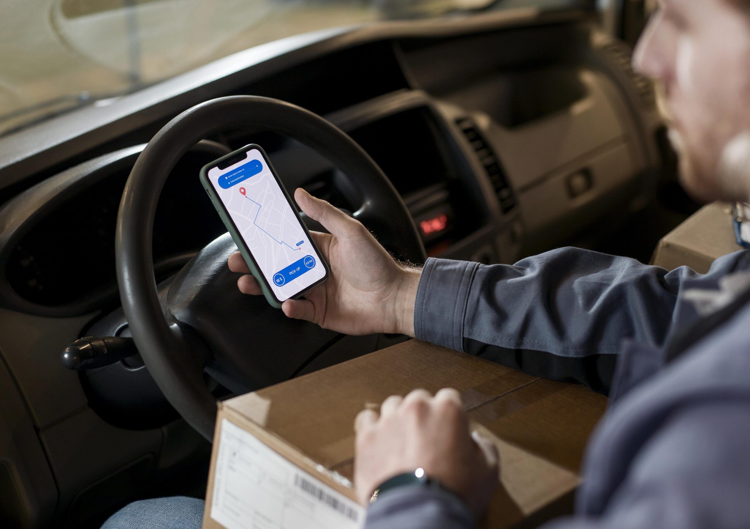 homem no celular analisando logistica