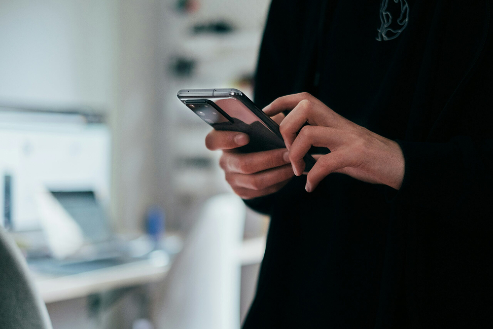 Quais são as principais razões para o aumento do aluguel de celulares com linha telefônica, notebooks e tablets?