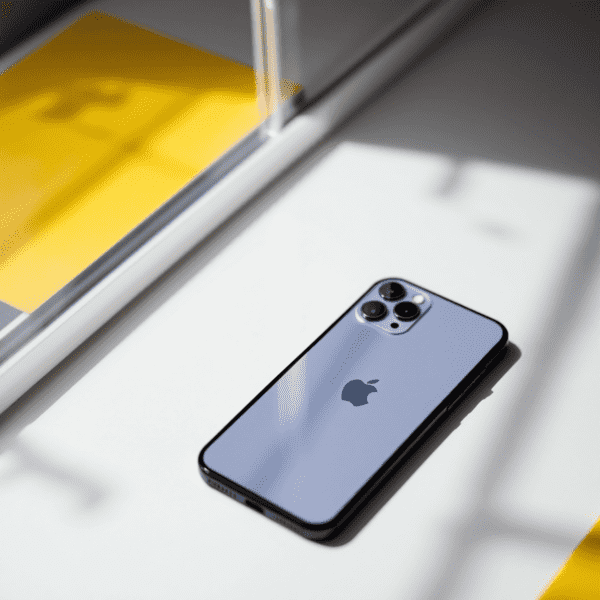 aluguel de celular ou smartphone com a uniir modelo de um iphone na mesa