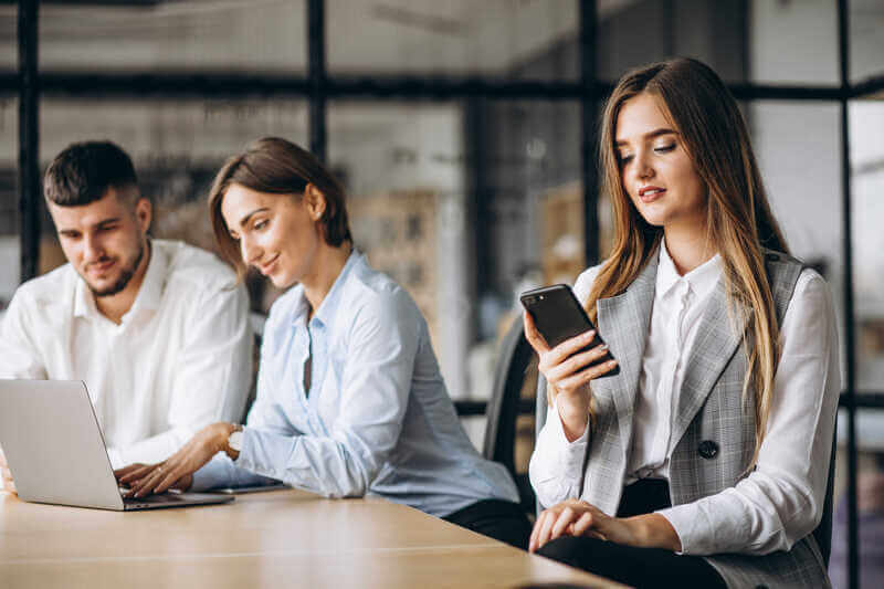 Vale mais a pena comprar ou alugar celular para uso corporativo?