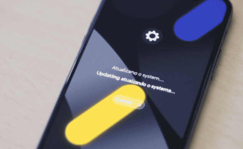 Tela mostrando processo de atualização de software em celular com linha telefônica corporativo