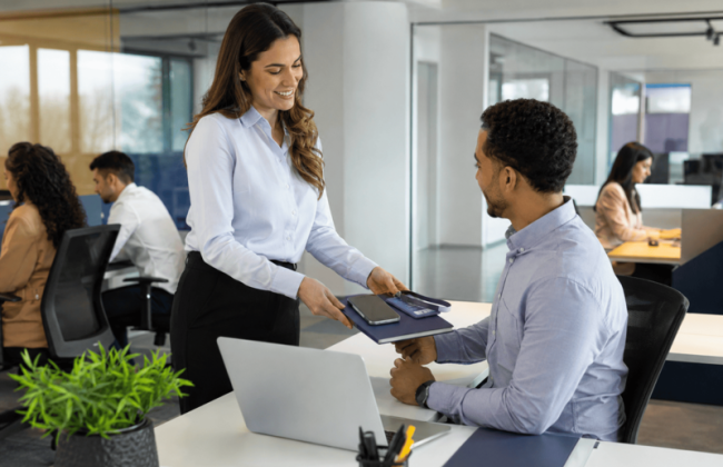 Kit onboarding para funcionários: quais equipamentos preparar para novos colaboradores?