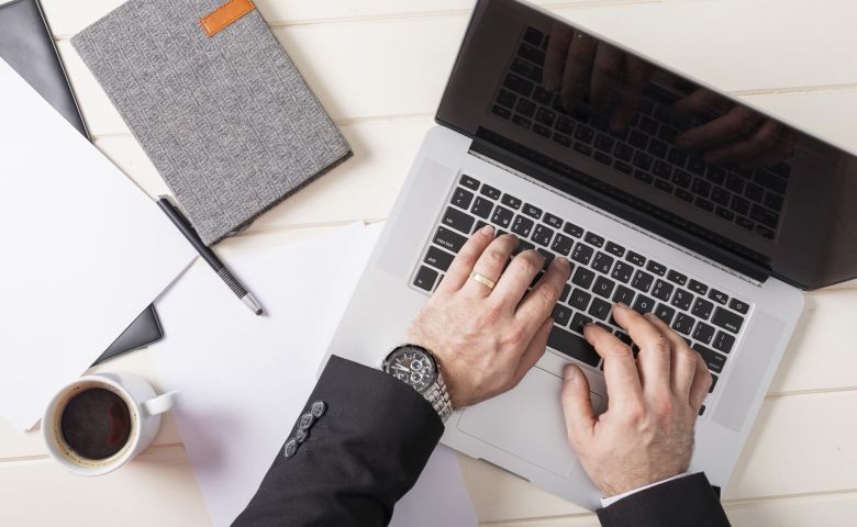 Quais são os benefícios de substituir equipamentos mais antigos antes que os custos de manutenção se tornem excessivos?